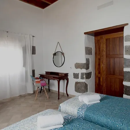 Caserío Leandro I Tías